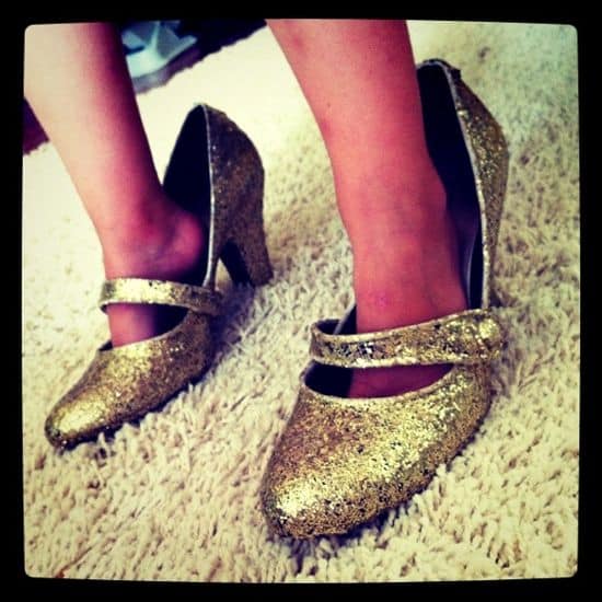 DIY Glitter Shoes | HelloGlow.co