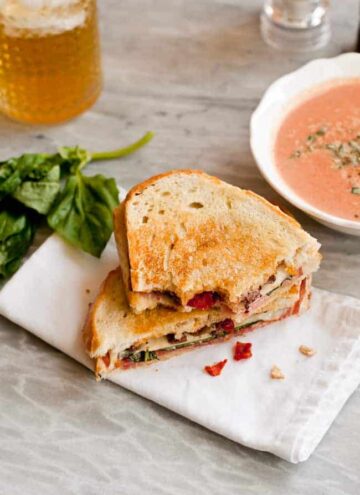 Grilled Cheese Sandwich with Tomato Soup - HelloVeggie.co