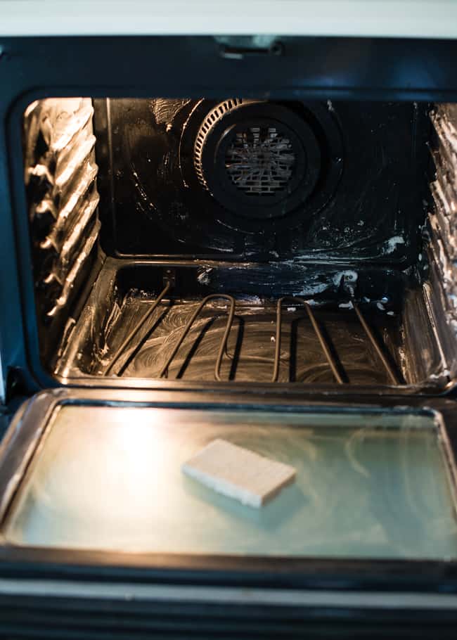 How to clean oven with nontoxic ingredients