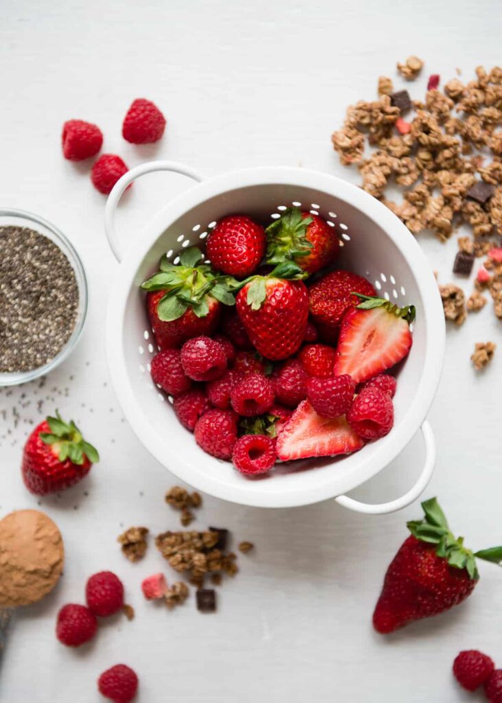 https://hellonest.co/wp-content/uploads/2017/02/Chocolate-Chia-Pudding-with-Red-Berries-731x1024.jpg