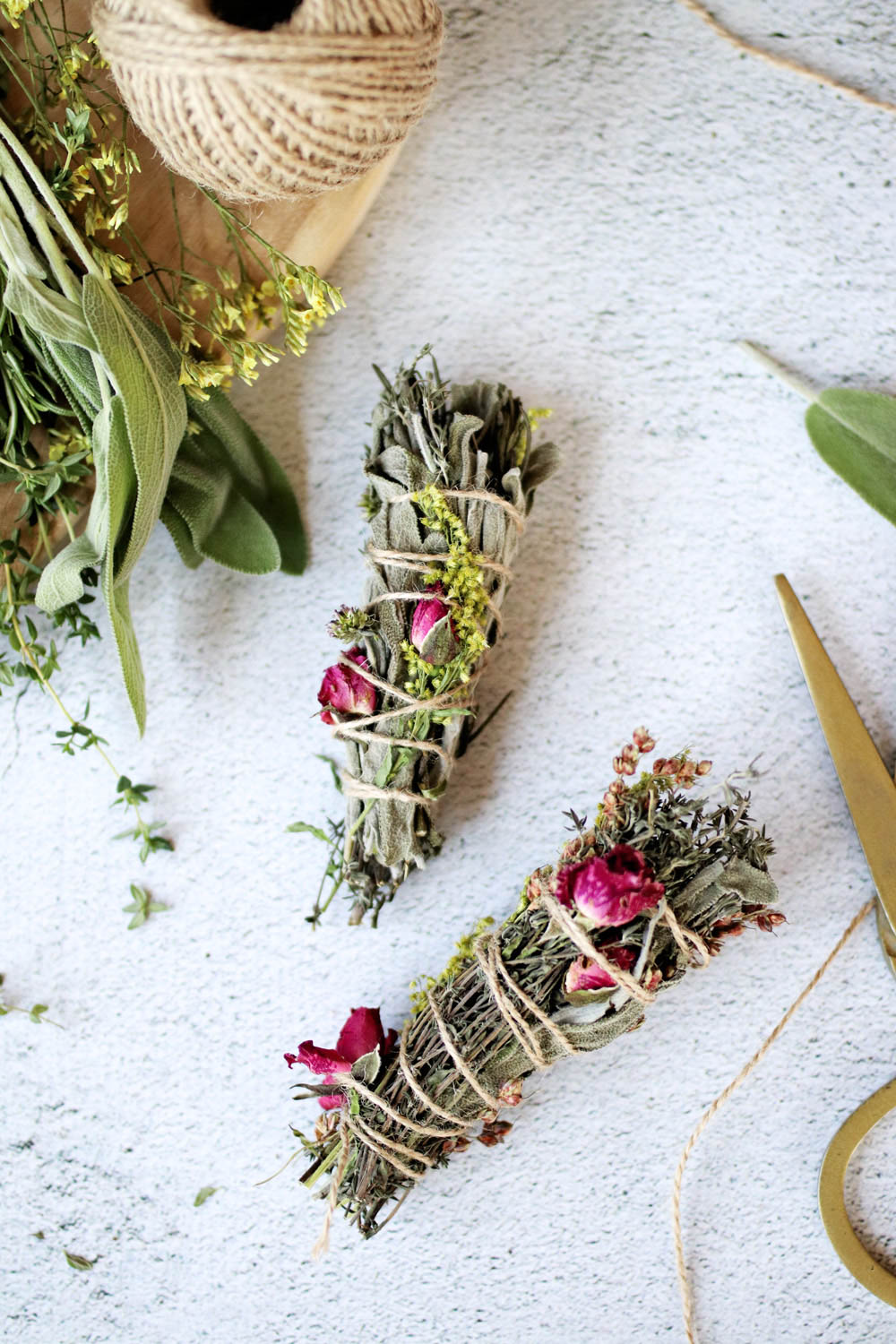 Palo Santo Sticks and Dried Flower Bouquet (4 pieces) - Energy Cleansing  and Natural Home Decor - Handmade Gift