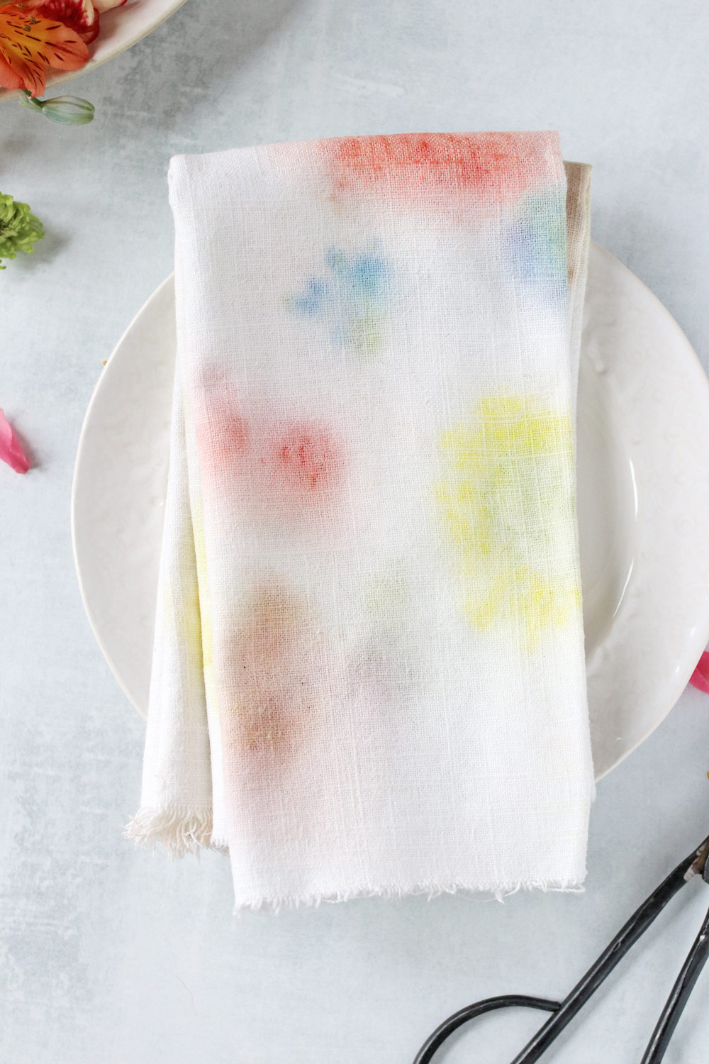 DIY Watercolor Napkins with Flower Dyeing