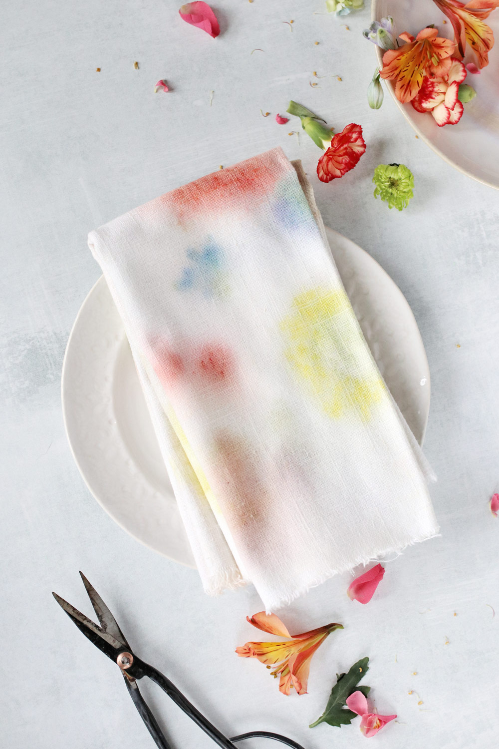 DIY Watercolor Napkins with Flower Dyeing