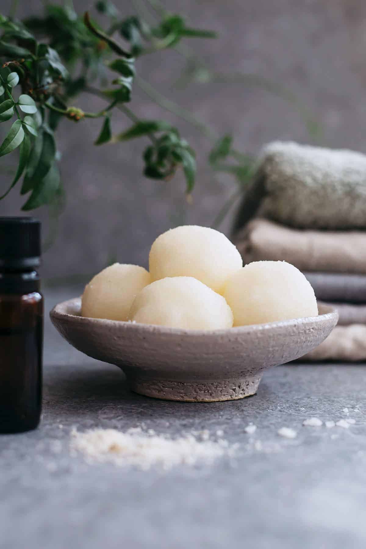 Laundry bombs with lemon essential oil