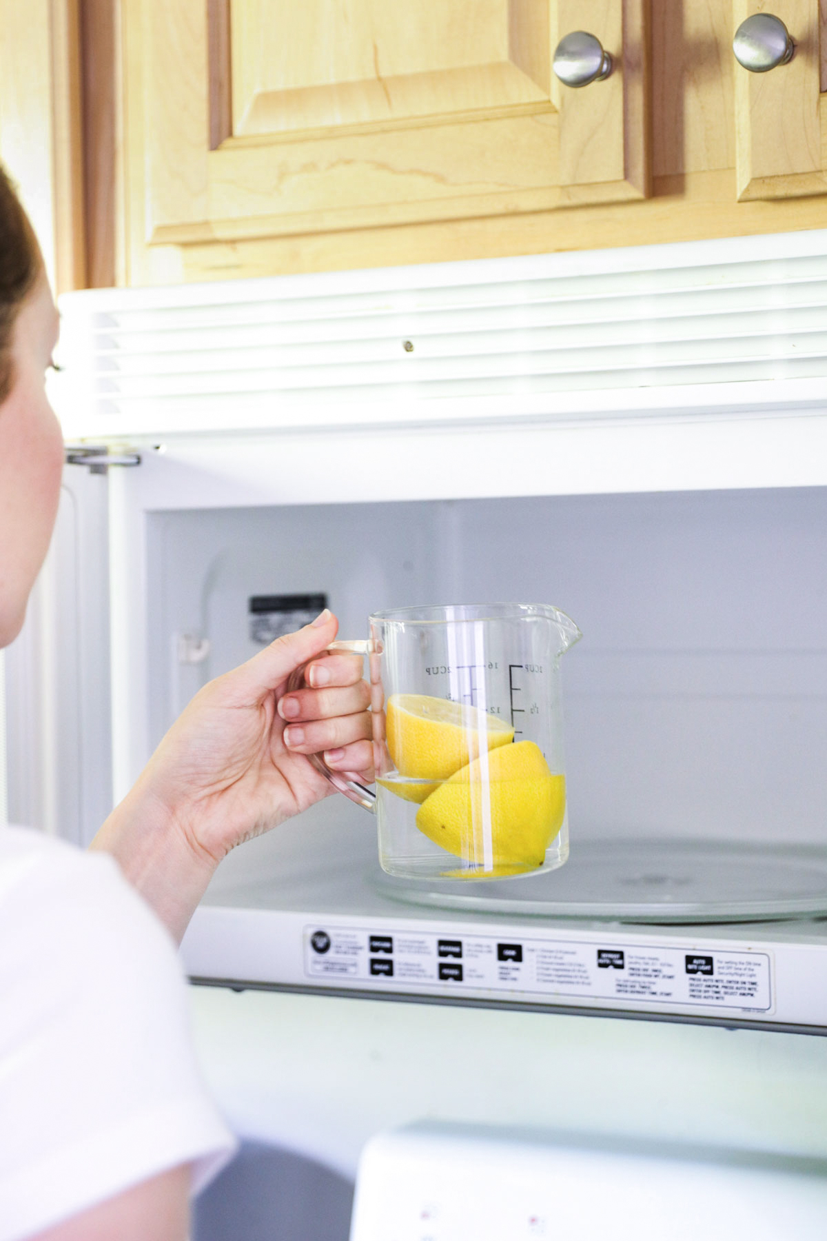 How to clean a microwave with lemon