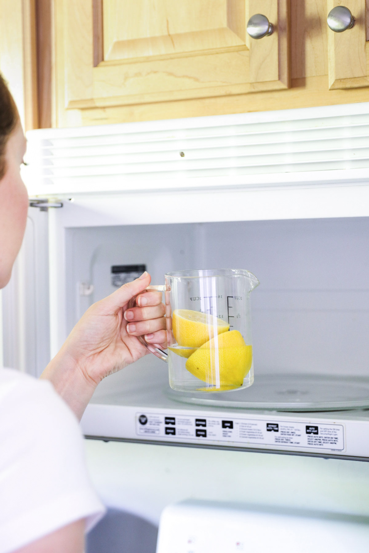 Clean microwave with deals lemon