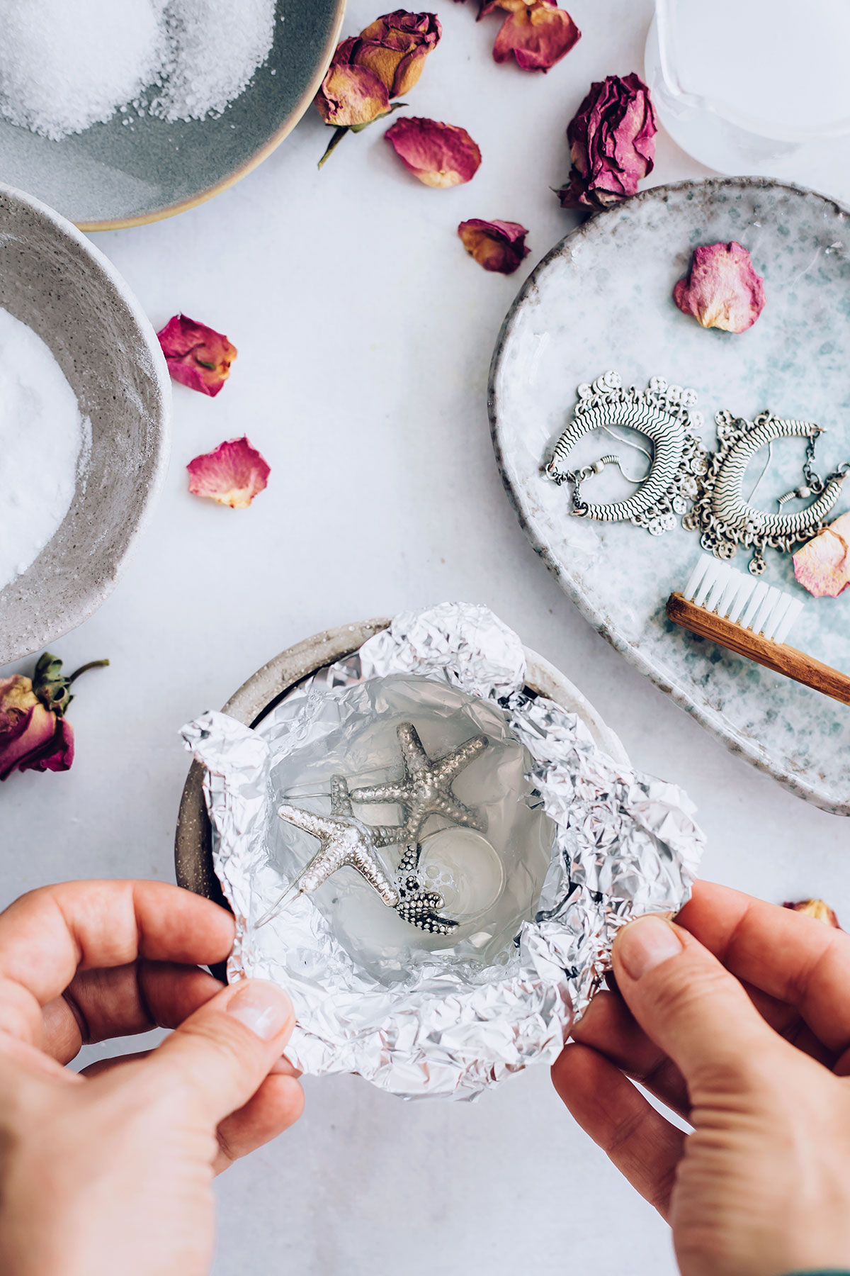 Cleaning jewelry at home