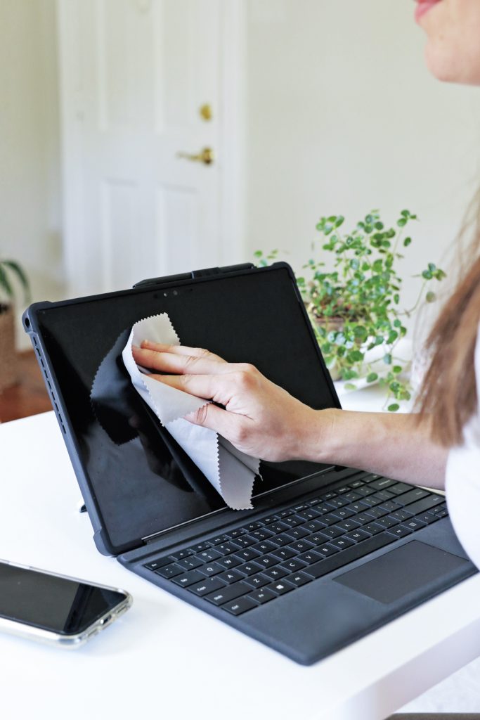 How to clean laptop screen