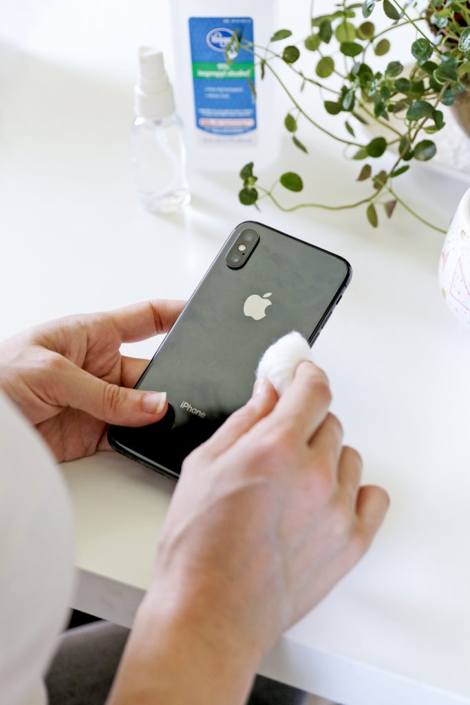 How to clean iphone