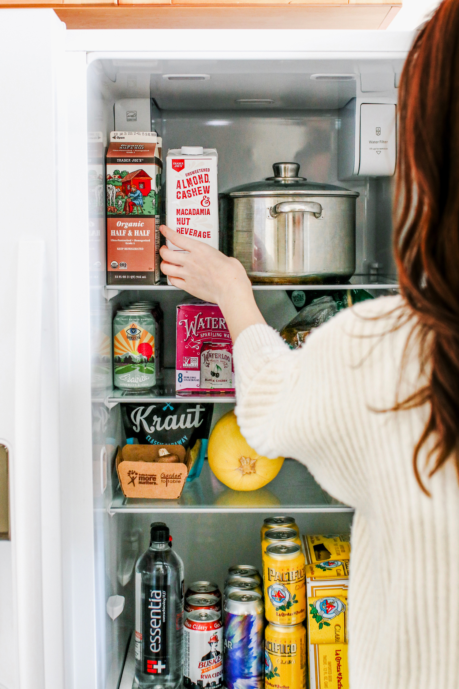 How to clean the fridge with vinegar and baking soda? 