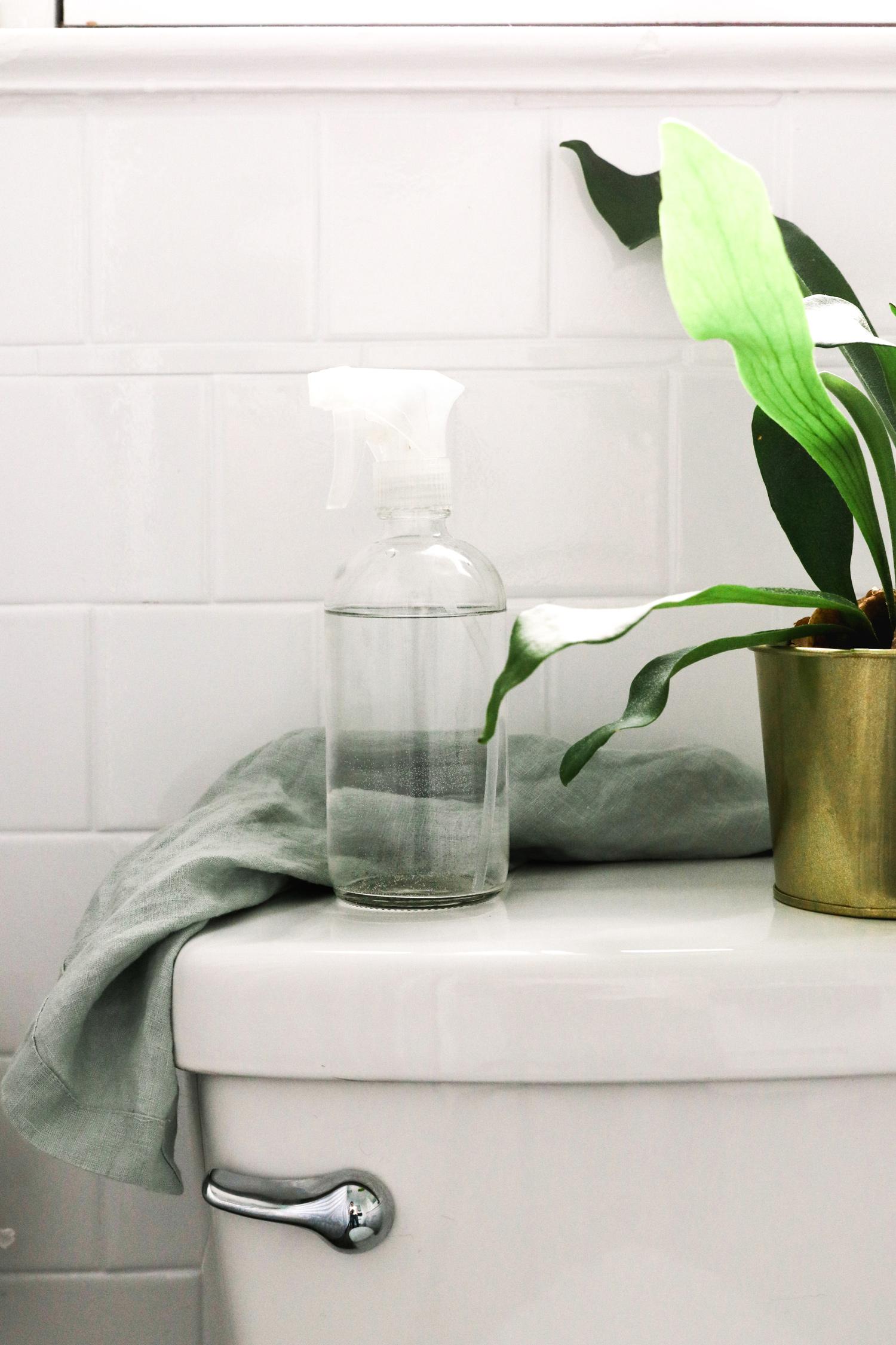 This DIY toilet cleaning spray is made with bacteria-fighting essential oils along with vinegar, Borax and castile soap to disinfect and deodorize. | HelloNest