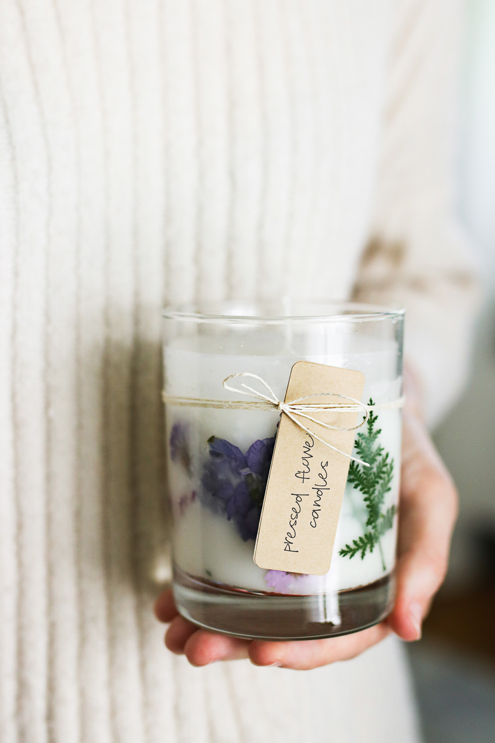 Dried flower candle and lithotherapy