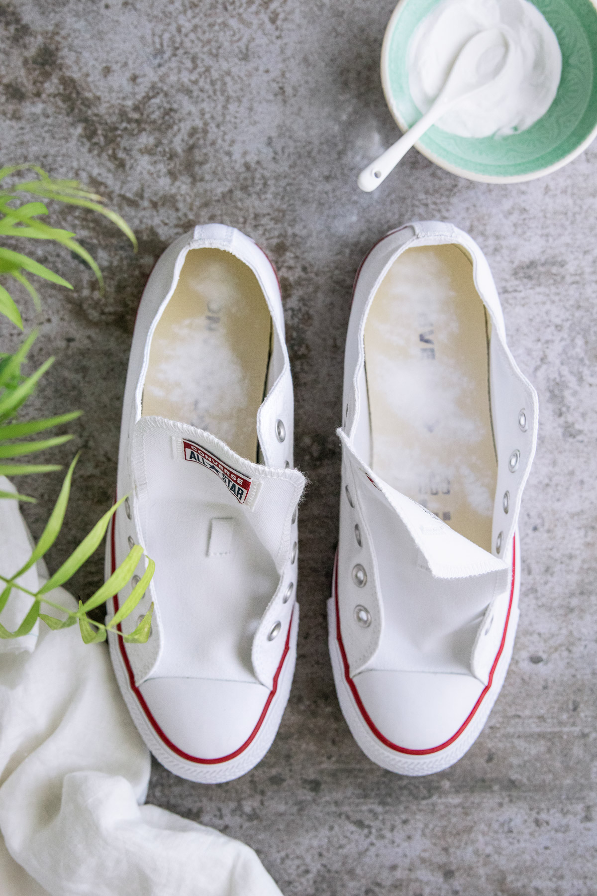 How to clean the insoles of converse shoes