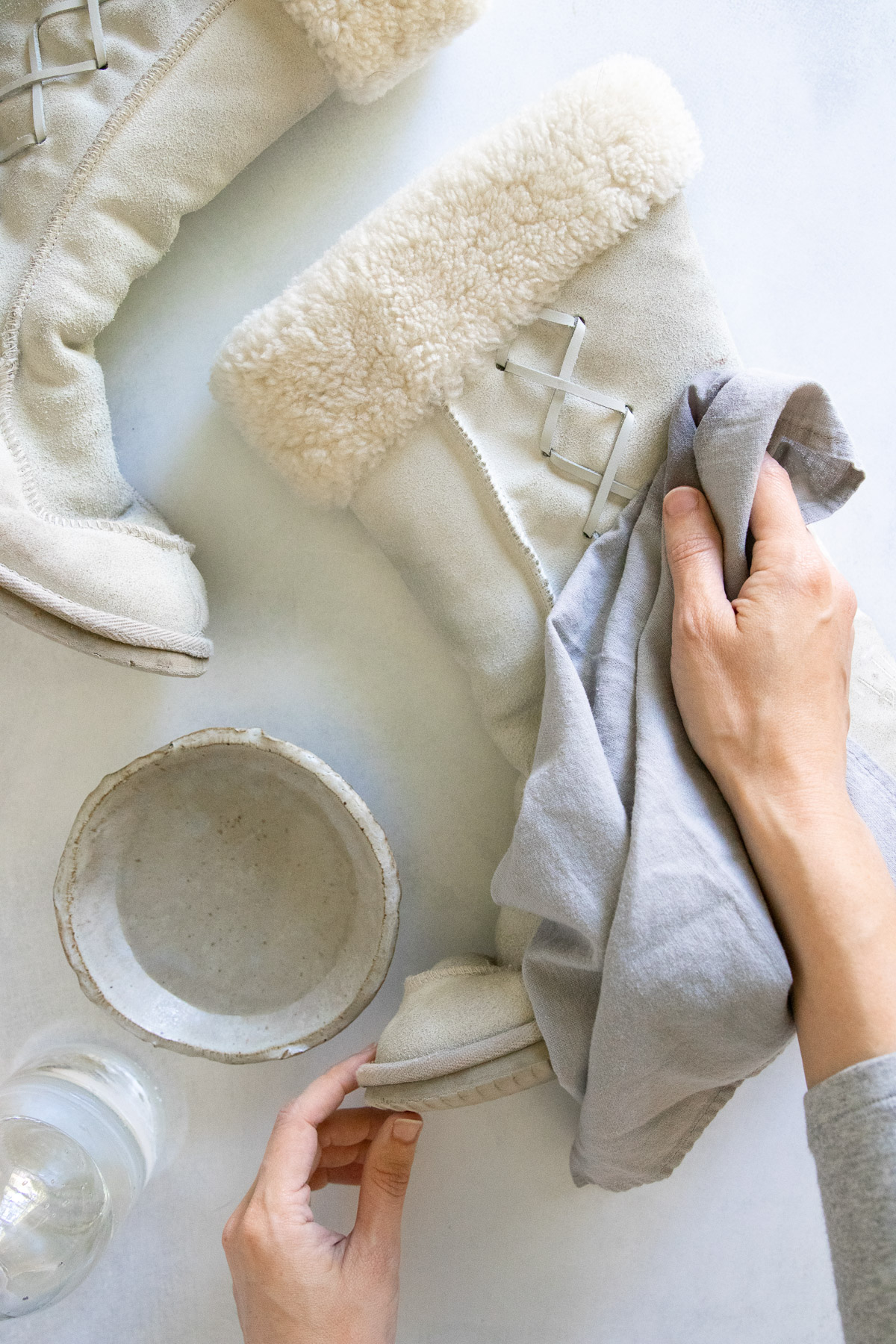 Use a vinegar cleaning mixture on suede boots